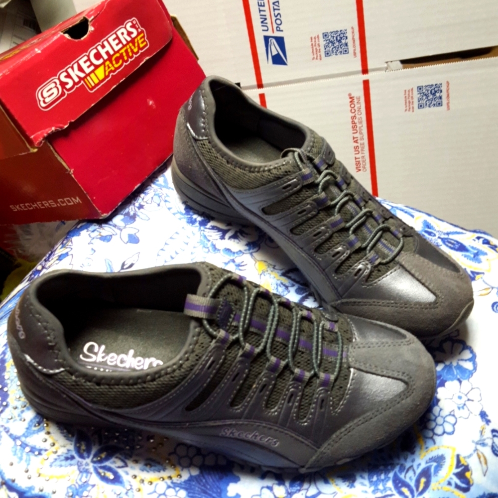 ❤️👟NIB womens Skechers Active grey slip on shoes 5.5 ❤️👟